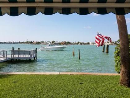 New Listing! Waterfront Condo With Dock & Pool Condo